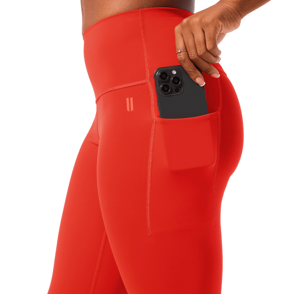 Women's Cayenne High-Rise Drive Pocket Tight 28" Pocket Detail Angle.